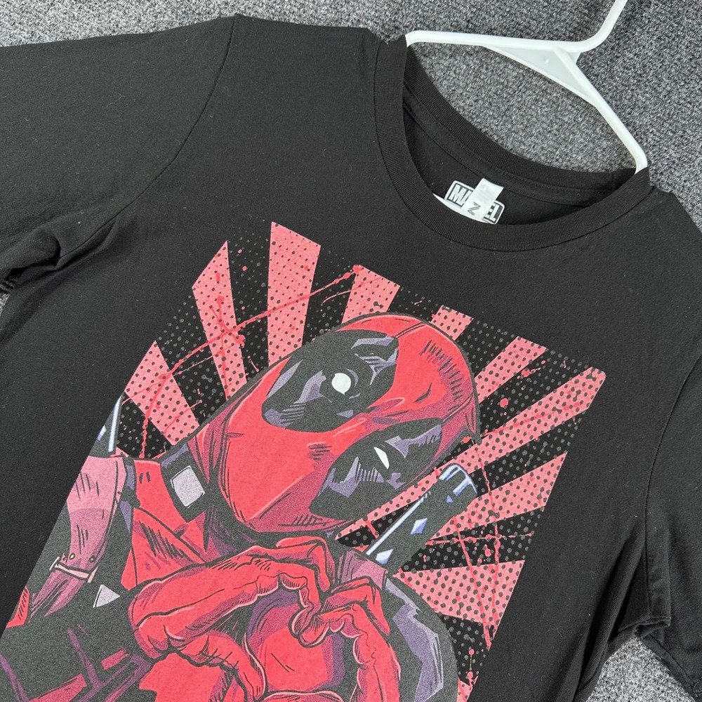 Deadpool T Shirt Mens M Medium Black Marvel Comics Graphic Heart Sign Zuni Tee